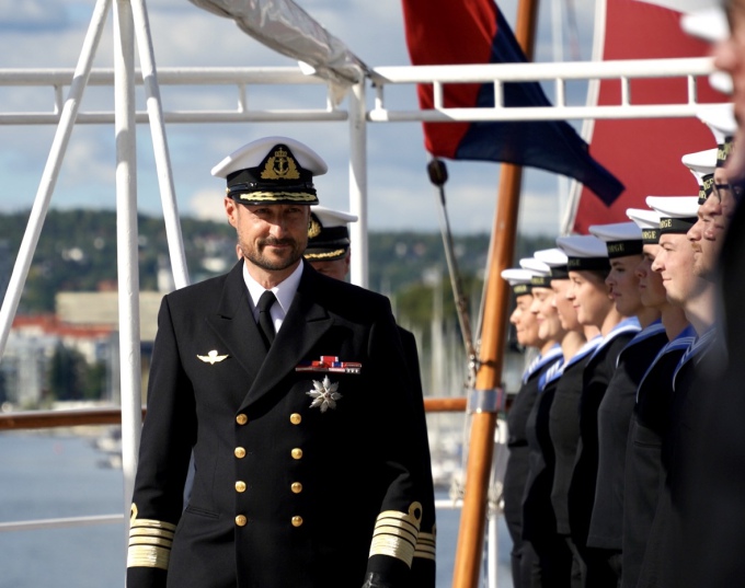 Kronprins Haakon inspiserte skipet. Foto: Sara Svanemyr, Det kongelige hoff